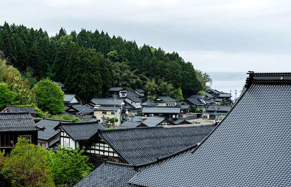 能登島曲町の黒瓦の町並み